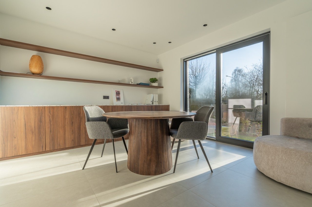 salle de réunion arrière de l'agence immobilière TRIOR à Nivelles